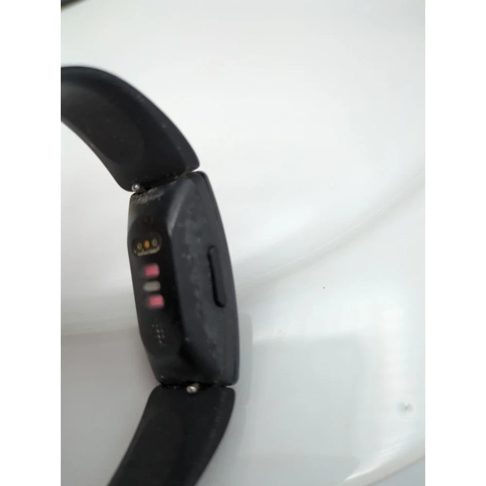 2 Fitbit Trackers with Chargers‎ and wrist straps Broken Not Working For Parts
